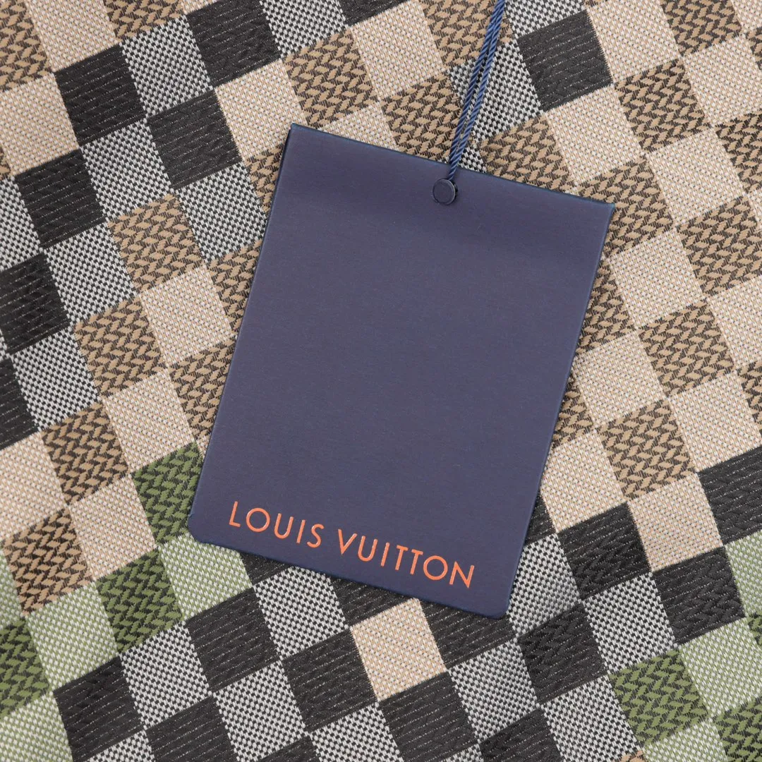 🅿️550 Louis Vuitton/Louis Vuitton checkerboard flight jacket is particularly popular this year. Baseball jackets are available at all levels of the market (you must compare the details). The most powerful quality control. Production and research on flight jackets for 7 years. Exquisite details. With it, you are the most beautiful boy in the universe. The lacquered full-surface four-button buckle (button with LOGO), and the fabric customization took more than a month. It is not ready-made on the market. It is made of wool blend, custom-woven and dyed. It has high color fastness. It is recommended to hand wash or dry clean it for the first time. "Knitted rib custom-woven at the hem", the lining is made of silky and delicate cupro fiber material, which can be worn directly against the body. It is extremely comfortable, a heavy-weight item, purchase version! Size：XS-L